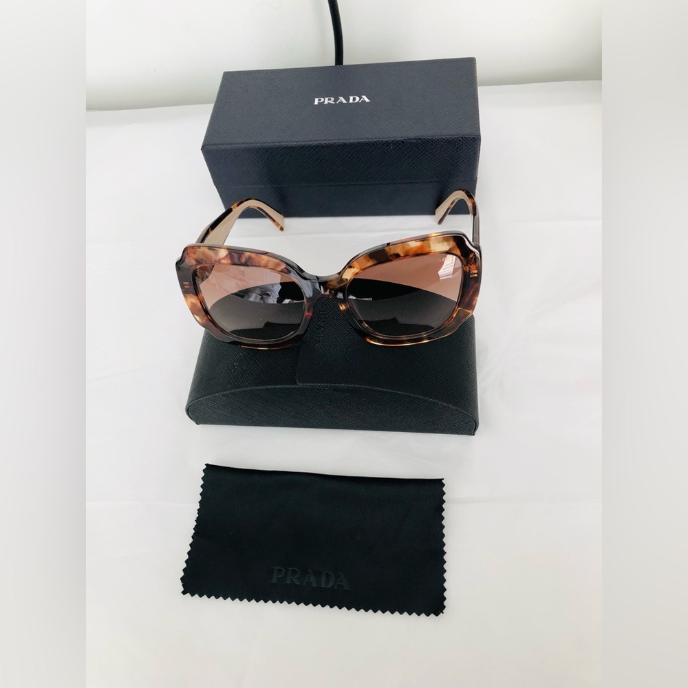 Like New Autentic Prada Milano sunglasses 🕶️
